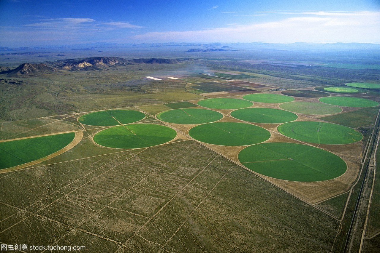 農業-中心支點的鳥瞰圖,位于美國亞利桑那州dateland附近的沙漠環境。