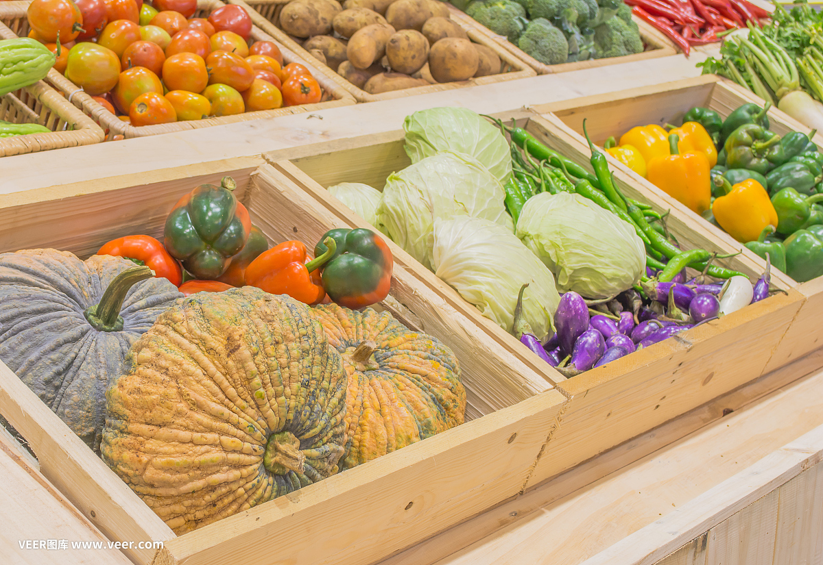 農業收獲的產品放在木箱上